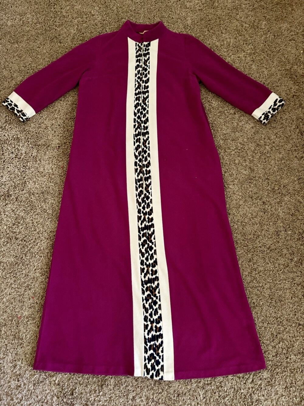 Vintage Housecoat Robe 1970’s Vanity Fair Magenta Velour Leopard Print Size 14